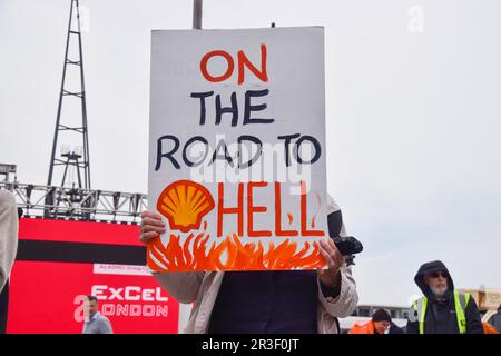 Londra, Regno Unito. 23rd maggio, 2023. Durante la dimostrazione, un protester tiene un cartello anti-Shell. Gli attivisti del clima si sono riuniti al di fuori dell'Excel Centre mentre Shell ha tenuto la sua riunione generale annuale. Anche un gruppo di attivisti è andato nel locale e ha interrotto la riunione del gigante petrolifero prima di essere svolto dalla sicurezza. Credit: SOPA Images Limited/Alamy Live News Foto Stock