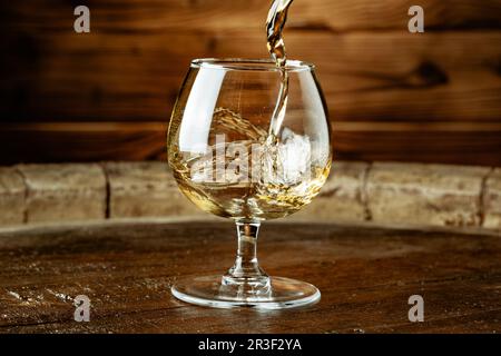 Doppio whiskey è versata in un bicchiere Foto Stock