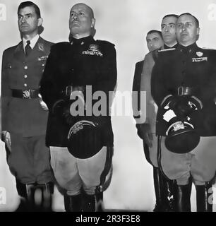 1941, il dittatore fascista Benito Mussolini, dittatore italiano, e i suoi gerarchici. Foto Stock