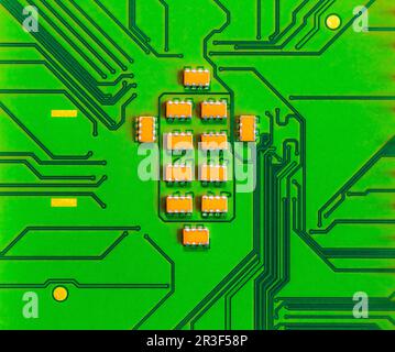 Primo piano dei microchip e dei pin sulla scheda del processore del PC della CPU principale. Foto Stock
