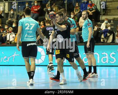 Peter Sisko RK Gorenje Velenje con Kay Smits SC Magdeburg Handball EHF European League Season 2021-22 Group Phase SC Magdeburg Foto Stock