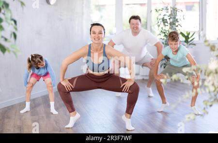 La famiglia spensierata impara a ballare musica jazz a casa Foto Stock