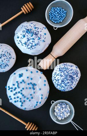 Ingredienti per cuocere la torta di pasqua. Buon giorno di Pasqua. Vacanze ortodosse di Pasqua. Cibo tradizionale. Tendenza creativa di stile fatta in casa Foto Stock