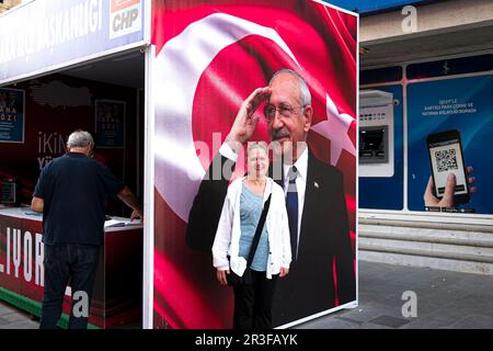 Smirne, Turchia. 20th maggio, 2023. Una donna posa davanti allo stand con il poster elettorale di Kemal Kilicdaroglu. Con le elezioni presidenziali del 2023, le più importanti elezioni in Turchia, fino al secondo turno, i candidati hanno iniziato a fare la loro propaganda con manifesti rielettorali. Nel primo turno, Recep Tayyip Erdogan ha ricevuto il 49,5% dei voti, mentre Kemal Kilicdaroglu ha ricevuto il 44,89% dei voti. Il secondo e ultimo turno delle elezioni si terrà domenica 28 maggio. (Credit Image: © Murat Kocabas/SOPA Images via ZUMA Press Wire) SOLO PER USO EDITORIALE! Non per USO commerciale! Foto Stock