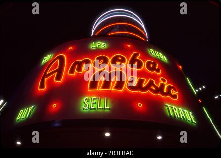 Insegna al neon all'esterno del negozio di musica Amoeba di Hollywood, California Foto Stock