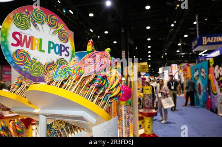 Chicago, Stati Uniti. 23rd maggio, 2023. I lollipop sono visti alla Sweets and Snacks Expo di Chicago, negli Stati Uniti, il 23 maggio 2023. La 2023 Sweets and Snacks Expo si tiene presso il McCormick Place di Chicago dal 22 al 25 maggio. Credit: Vincent D. Johnson/Xinhua/Alamy Live News Foto Stock