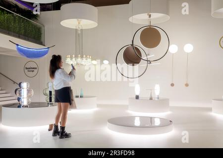 MILANO, ITALIA - 18 APRILE 2023: Padiglione Euroluce. 61st Salone del Mobile durante la settimana del design. Evento dedicato al design e all'arredamento Foto Stock