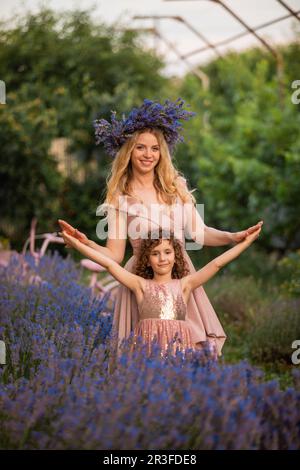 Ritratto romantico o ragazza di charme in cappello di paglia in lavanda Foto Stock