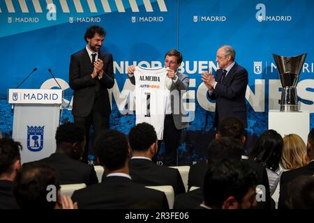 Madrid, Spagna. 23rd maggio, 2023. Il sindaco di Madrid, José Luis Martínez-Almeida (C) riceve una maglia di squadra con il suo nome da Florentino Pérez (R), presidente del Real Madrid e Sergio Llull (L), giocatore di basket del Real Madrid. Il basket Real Madrid ha ottenuto l'undicesimo titolo campione europeo, la più alta competizione continentale, dopo aver sconfitto le Olympiakos 78-79 greche in una finale tenutasi all'Arena Zalgirio di Kaunas (Lituania). Credit: SOPA Images Limited/Alamy Live News Foto Stock