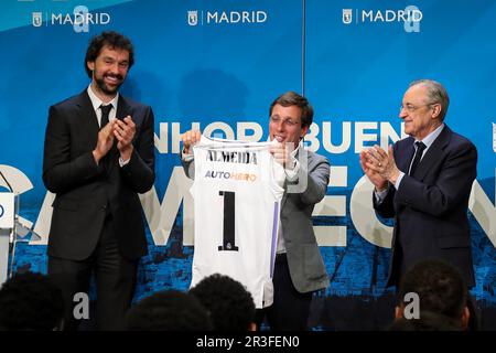 Madrid, Spagna. 23rd maggio, 2023. Il sindaco di Madrid, José Luis Martínez-Almeida (C) riceve una maglia di squadra con il suo nome da Florentino Pérez (R), presidente del Real Madrid e Sergio Llull (L), giocatore di basket del Real Madrid. Il basket Real Madrid ha ottenuto l'undicesimo titolo campione europeo, la più alta competizione continentale, dopo aver sconfitto le Olympiakos 78-79 greche in una finale tenutasi all'Arena Zalgirio di Kaunas (Lituania). (Foto di David Canales/SOPA Images/Sipa USA) Credit: Sipa USA/Alamy Live News Foto Stock