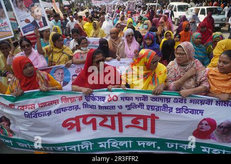 Dhaka, Bangladesh. 23rd maggio, 2023. Gli attivisti del Partito nazionalista del Bangladesh (BNP) stanno partecipando a una marcia di protesta per presentare la loro domanda di 10 punti, compresa la tenuta delle prossime elezioni generali sotto un governo provvisorio non partigiano. (Credit Image: © MD Mehedi Hasan/Pacific Press via ZUMA Press Wire) SOLO PER USO EDITORIALE! Non per USO commerciale! Foto Stock