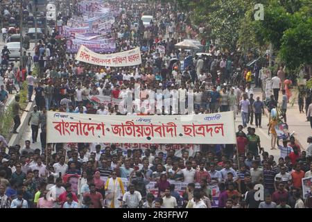 Dhaka, Bangladesh. 23rd maggio, 2023. Gli attivisti del Partito nazionalista del Bangladesh (BNP) stanno partecipando a una marcia di protesta per presentare la loro domanda di 10 punti, compresa la tenuta delle prossime elezioni generali sotto un governo provvisorio non partigiano. (Credit Image: © MD Mehedi Hasan/Pacific Press via ZUMA Press Wire) SOLO PER USO EDITORIALE! Non per USO commerciale! Foto Stock