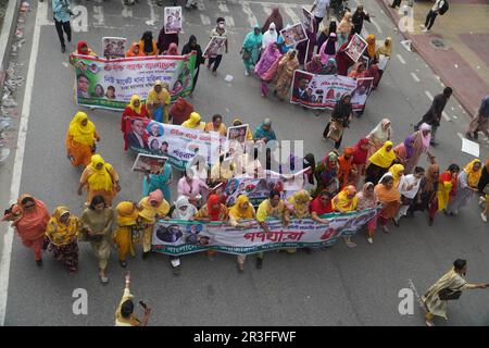 Dhaka, Bangladesh. 23rd maggio, 2023. Gli attivisti del Partito nazionalista del Bangladesh (BNP) stanno partecipando a una marcia di protesta per presentare la loro domanda di 10 punti, compresa la tenuta delle prossime elezioni generali sotto un governo provvisorio non partigiano. (Credit Image: © MD Mehedi Hasan/Pacific Press via ZUMA Press Wire) SOLO PER USO EDITORIALE! Non per USO commerciale! Foto Stock