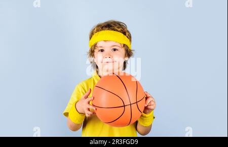 Bambino sportivo con palla da basket. Attrezzatura sportiva. Ragazzo carino che gioca a basket. Sport professionale. Piccolo basketballer con basket. Sport Foto Stock