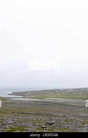 Vista dalla cima di Dun Aengus, un forte collinare sull'isola di Inishmore in Irlanda. Foto Stock