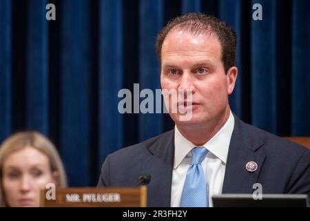 House Committee on Homeland Security | SubCommittee on Counterterrorismo, forze dell'ordine, e Intelligence Chairman August Pfluger (repubblicano del Texas) presiede il 'A Security Sprint: La valutazione degli Stati Uniti Homelands Vulnerabilities to Chinese Comunist Party Aggression' udding in the Cannon House Office Building in Washington, DC, Tuesday, May 23, 2023. Credito: Rod Lamkey/CNP Foto Stock