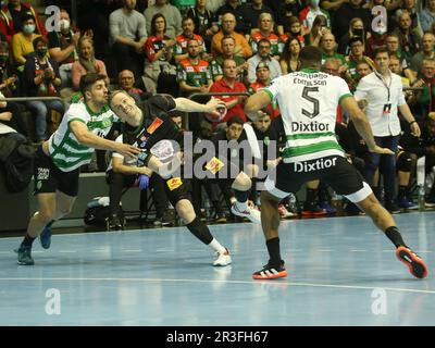 Omar Ingi Magnusson (SCM) e Edmilson Araujo (SCP) Pallamano EHF Stagione 2021-22 Campionato europeo 16 seconda tappa SC Magdeb Foto Stock