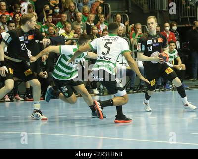 Omar Ingi Magnusson (SCM) e Edmilson Araujo (SCP) Pallamano EHF Stagione 2021-22 Campionato europeo 16 seconda tappa SC Magdeb Foto Stock