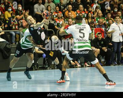 Omar Ingi Magnusson (SCM) e Edmilson Araujo (SCP) Pallamano EHF Stagione 2021-22 Campionato europeo 16 seconda tappa SC Magdeb Foto Stock