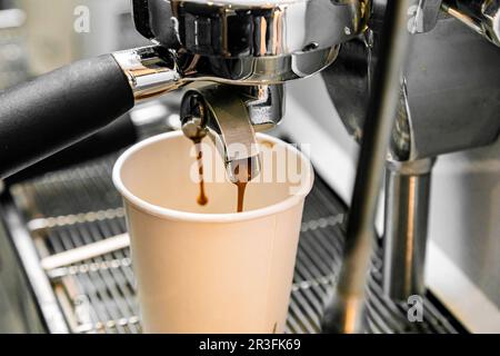 Macchina per il caffè professionale per gustare un drink da portare con te Foto Stock