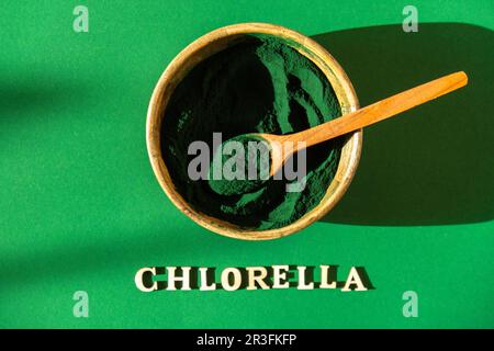 Alghe blu-verdi con CHLORELLA messaggio e polvere di spirulina in vaso di bambù eco. Polvere super in cucchiaio. Disintossicare il supercibo. Naturale Foto Stock