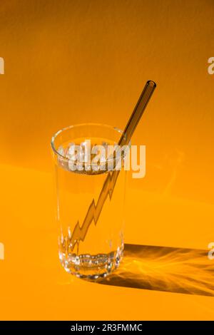 Cannucce in vetro riutilizzabili con acqua su sfondo giallo Set di cannucce per bevande ecocompatibili con spazzola di pulizia. Zero rifiuti, Foto Stock