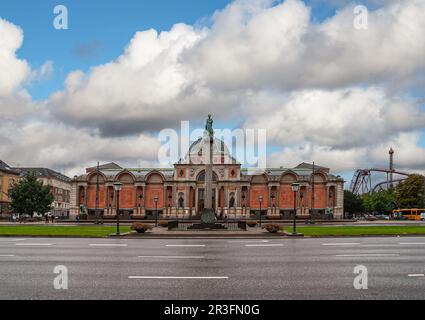 Copenaghen, Danimarca - 14 settembre 2010: Facciata anteriore del NY Carlsberg Glyptotek fine Art Museum edificio in pietra rossa con cupola e statua sul pilastro in Foto Stock