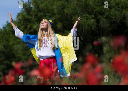 Una giovane donna Ucraina mostra il suo sostegno per il suo Paese mentre la guerra con la Russia continua Foto Stock