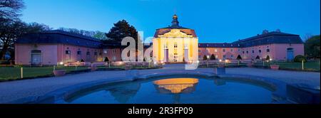 Castello di Wickrath in serata, Moenchengladbach, Renania settentrionale-Vestfalia, Germania, Europa Foto Stock