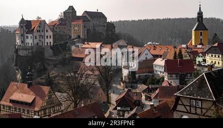 Castello e la città di Hohnstein nelle montagne di arenaria Elba Foto Stock