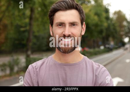 Ritratto di bell'uomo bearded sulla strada Foto Stock