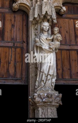 Virgen y el Niño, Portal del Mirador Catedral de Mallorca, La Seu,l siglo XIII. gótico levantino, Palma di Maiorca, isole Baleari, Spagna. Foto Stock