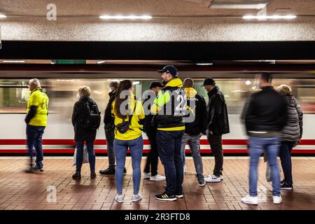 Immagine del gruppo di sostenitori BVB Borussia dortmun in attesa di un treno in una stazione della metropolitana di dortmunder stadtbahn nel centro della città Foto Stock