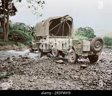 Un militare degli Stati Uniti con carrello wrecker montare il traino di una jeep, 1942. Foto Stock