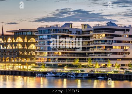 Appartamenti di lusso sul fiume Sprea a Berlino al tramonto Foto Stock