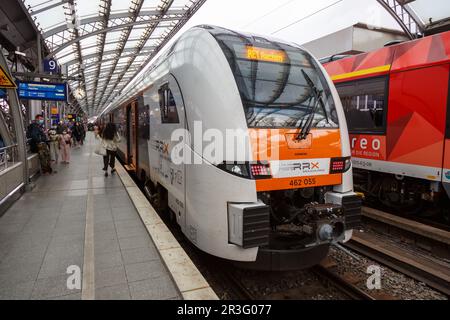 Treno Rhein Ruhr Xpress RRX di tipo Siemens Desiro HC nella stazione centrale di Colonia in Germania Foto Stock