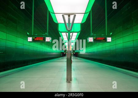 La stazione della metropolitana di Hochbahn Hamburg ferma alla Hafenity University in Germania Foto Stock