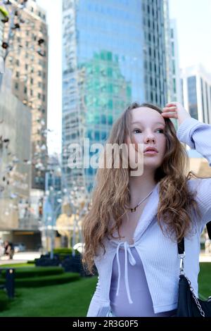 Studente scolastica ragazza teen america canada Ritratto uomo d'affari sorridente all'aperto in abiti da lavoro sullo sfondo di un centro d'ufficio in una giornata di sole. Alta qualità Foto Stock