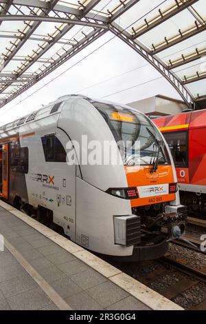 Rhein Ruhr Xpress RRX treno tipo Siemens Desiro HC a Colonia stazione principale formato ritratto in Germania Foto Stock