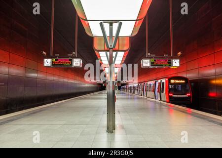 La stazione della metropolitana di Hochbahn Hamburg ferma alla Hafenity University in Germania Foto Stock