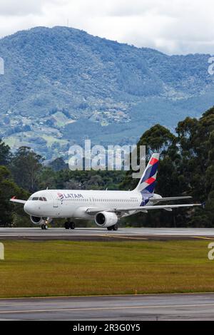 LATAM Airbus A320 aereo Medellin Rionegro aeroporto in Colombia Foto Stock