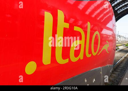 Logo Italo sul nuovo trasporto viaggiatori NTV treno ad alta velocità alla stazione Milano Centrale di Milano Foto Stock