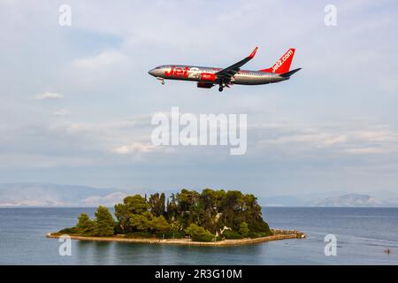 Jet2 Boeing 737-800 Aircraft Aeroporto di Corfu in Grecia Foto Stock