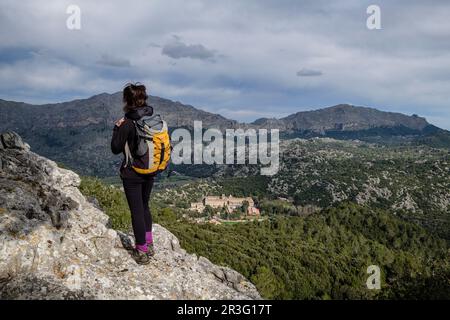 Escursionista osservando il santuario di Lluc, Escorca, Maiorca, Isole Baleari, Spagna. Foto Stock