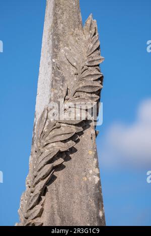 ramo di laurel sul simbolo egizio di un obelisco, cimitero di Llucmajor, Maiorca, Isole Baleari, Spagna. Foto Stock