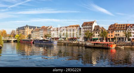Case storiche sul fiume Ill acqua panorama Alsazia a Strasburgo Strasburgo, Francia Foto Stock