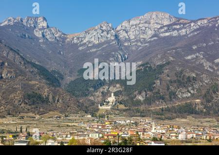 Castello di Avio paesaggio castello a Trento Alpi montagne in Italia Foto Stock