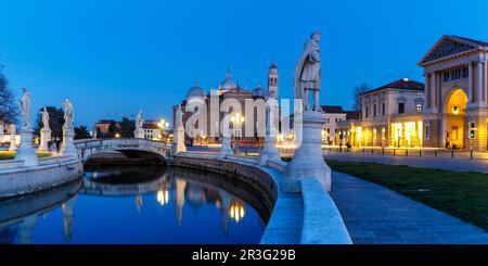 Padova Piazza Prato della Valle con statue si spostano di notte in città a Padova, Italia Foto Stock