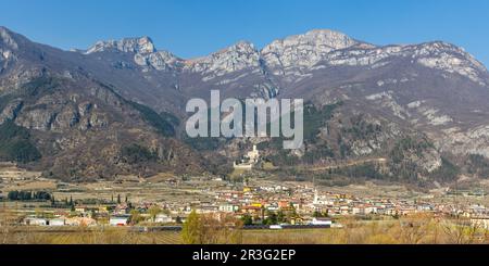 Castello di Avio paesaggio castello a Trento Alpi panorama montagne in Italia Foto Stock