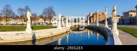 Padova Piazza Prato della Valle con le statue si spostano sul panorama della città a Padova Foto Stock